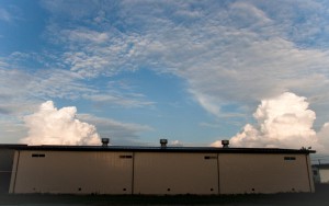 倉庫と雲